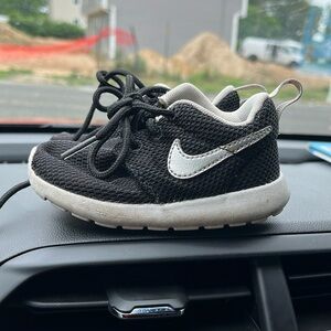 Nike Roshe Run black and silver toddler 5c light weight
